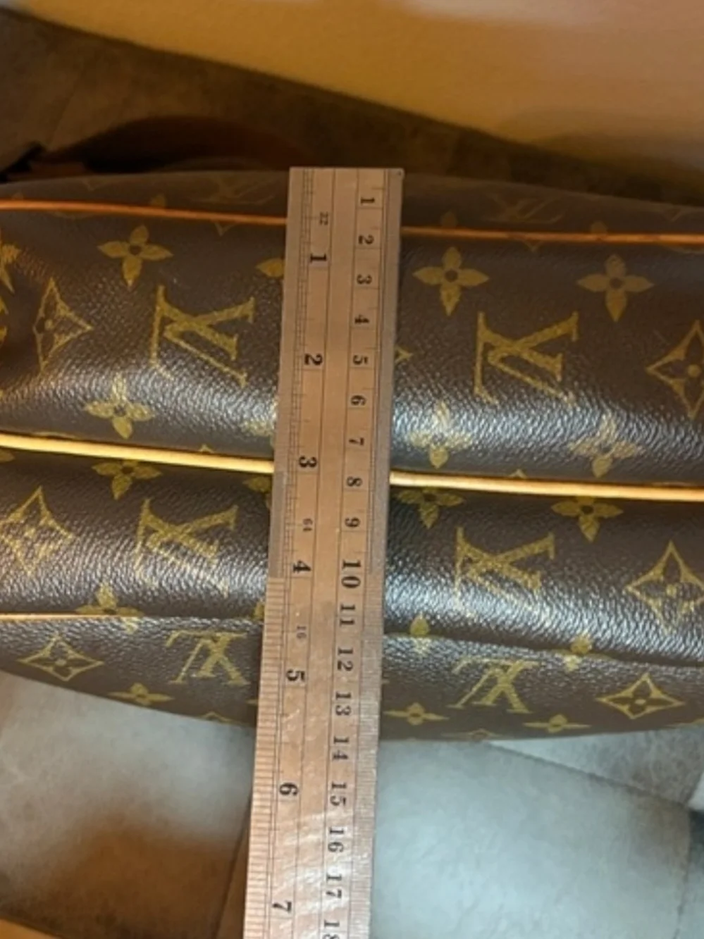 AUTHENTIC LOUIS VUITTON REPORTER BAG WITH COA